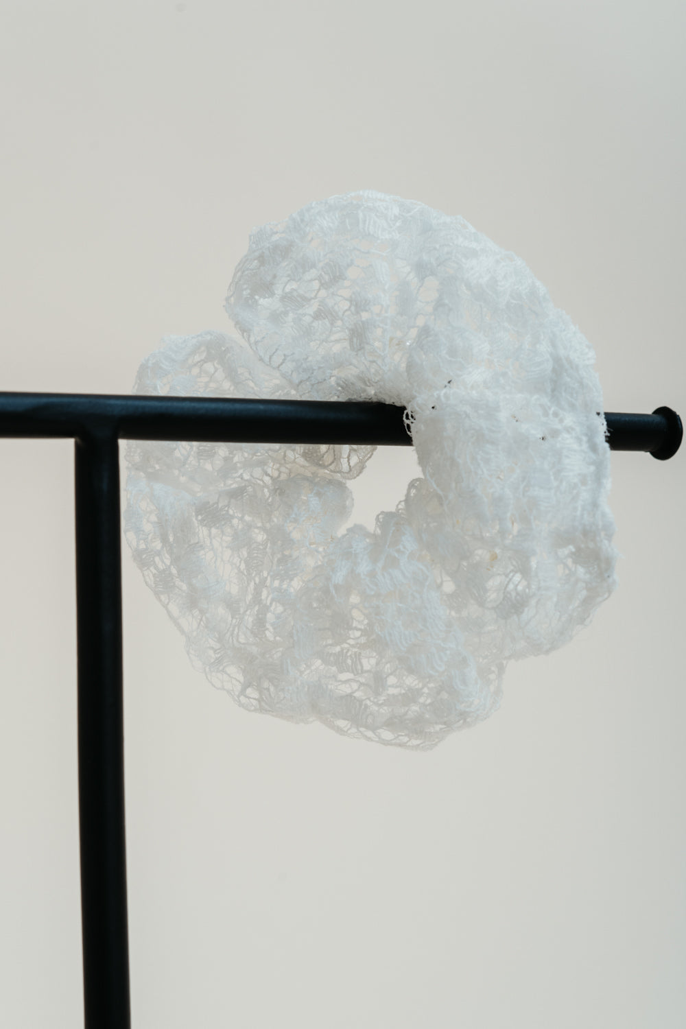 Scrunchie aus gepunkteter Spitze