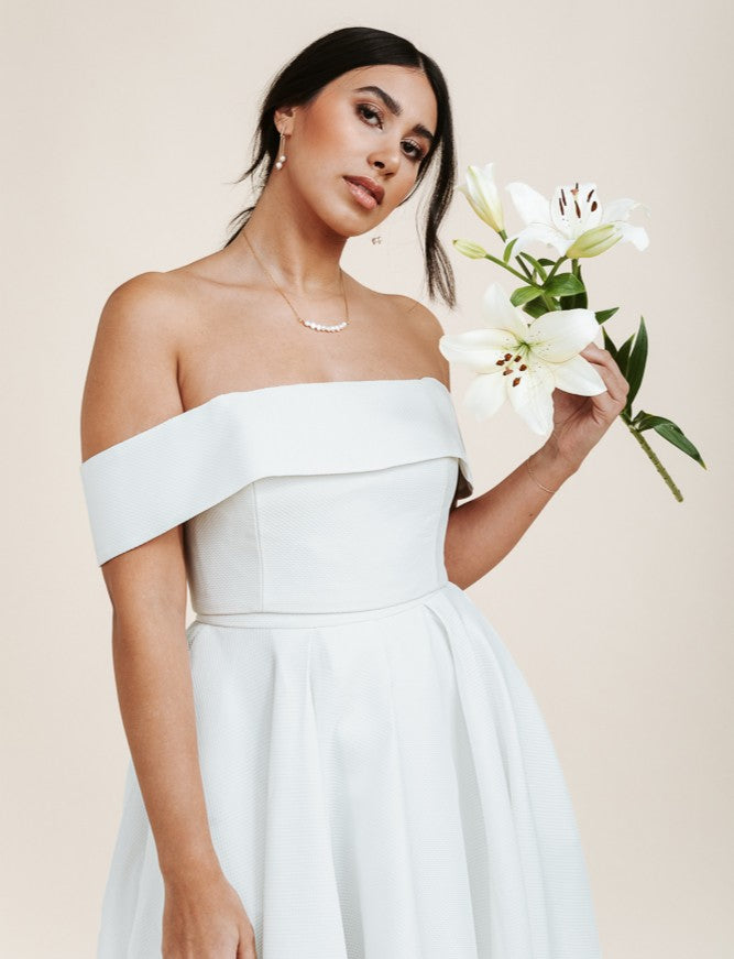 KmB_Web_JFK_2024_02-0886_3fb37e5a-74e6-48e7-b445-5b09b82b2a84-Brautkleider-Brautmode-Hcohzeitskleider-Kleider machen Bräute
