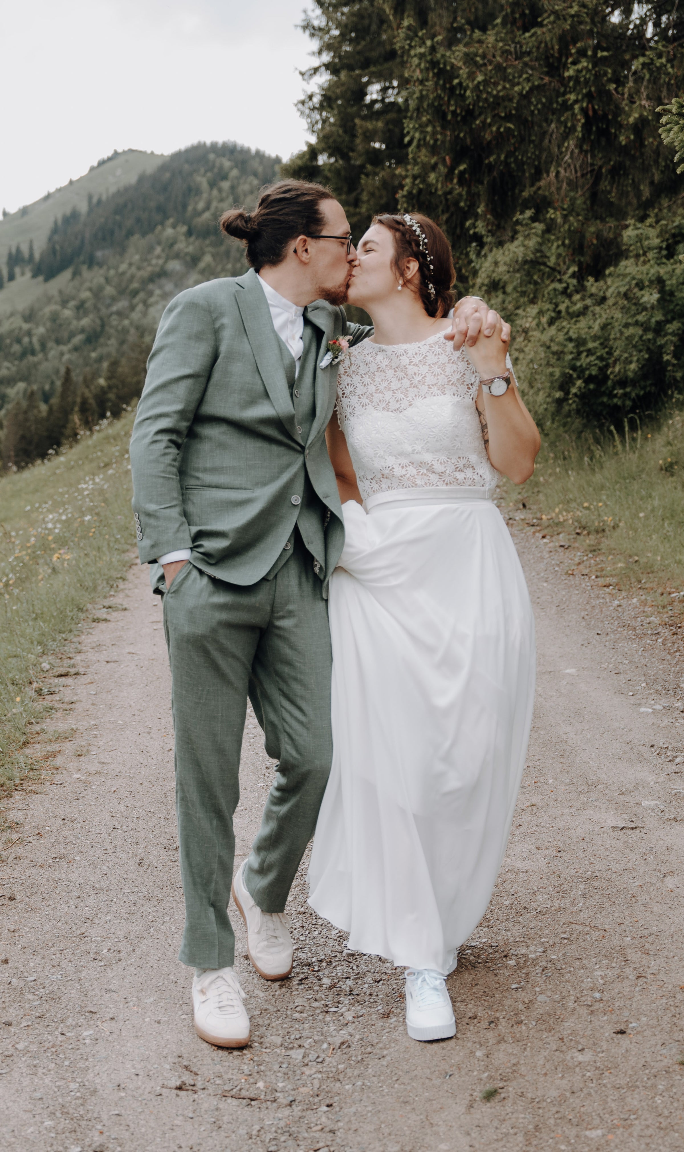 Tati_und_Timo-Preview-089_hochkant-Brautkleider-Brautmode-Hcohzeitskleider-Kleider machen Bräute