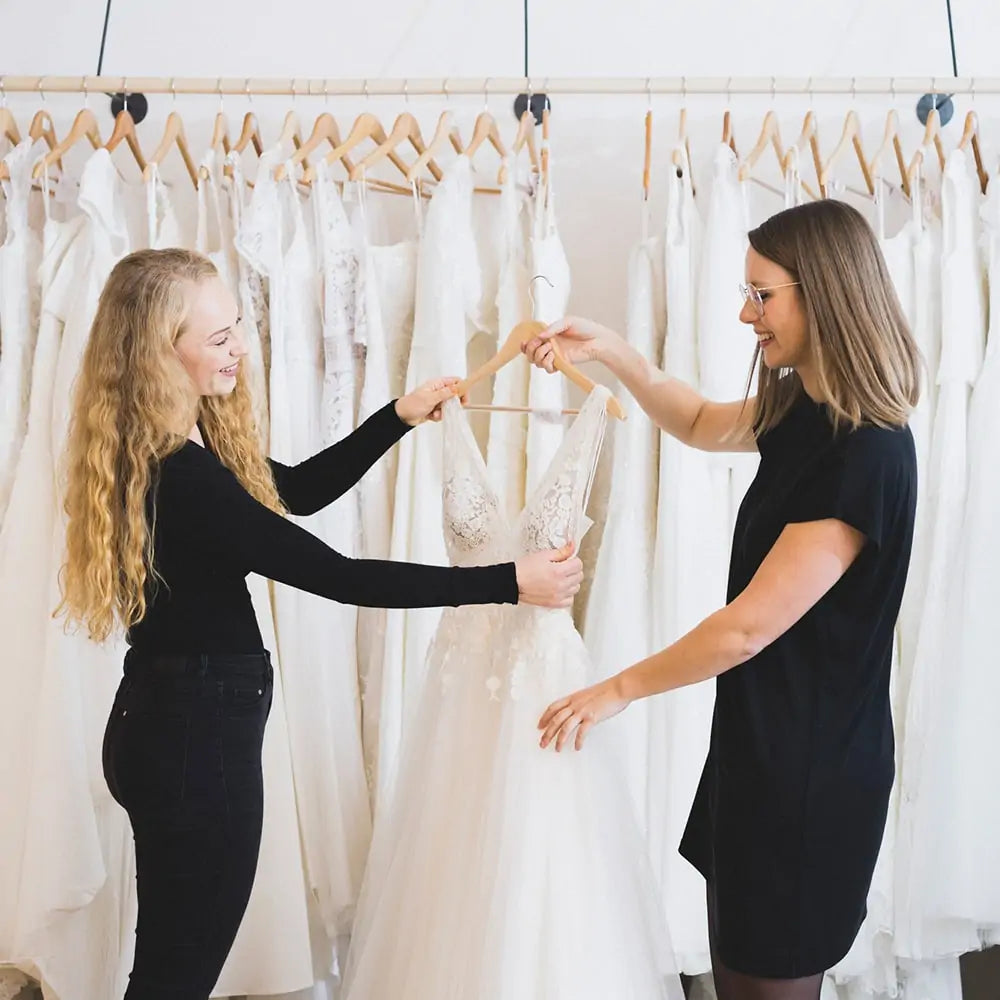 header_faq-min-Brautkleider-Brautmode-Hcohzeitskleider-Kleider machen Bräute